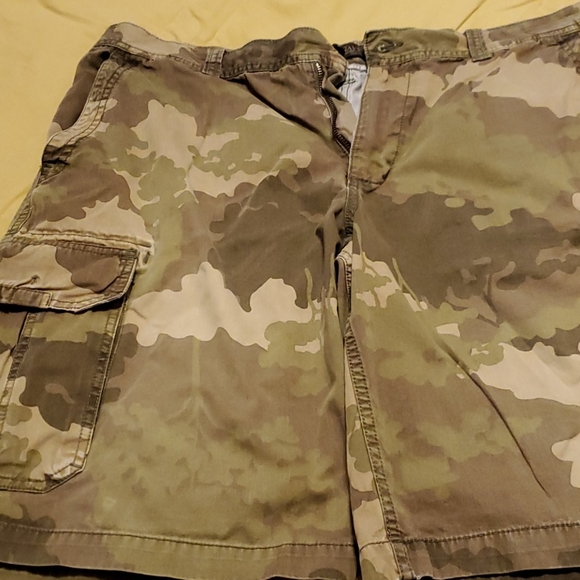 Old Navy Camouflage Green Cargo shorts - Picture 2 of 15